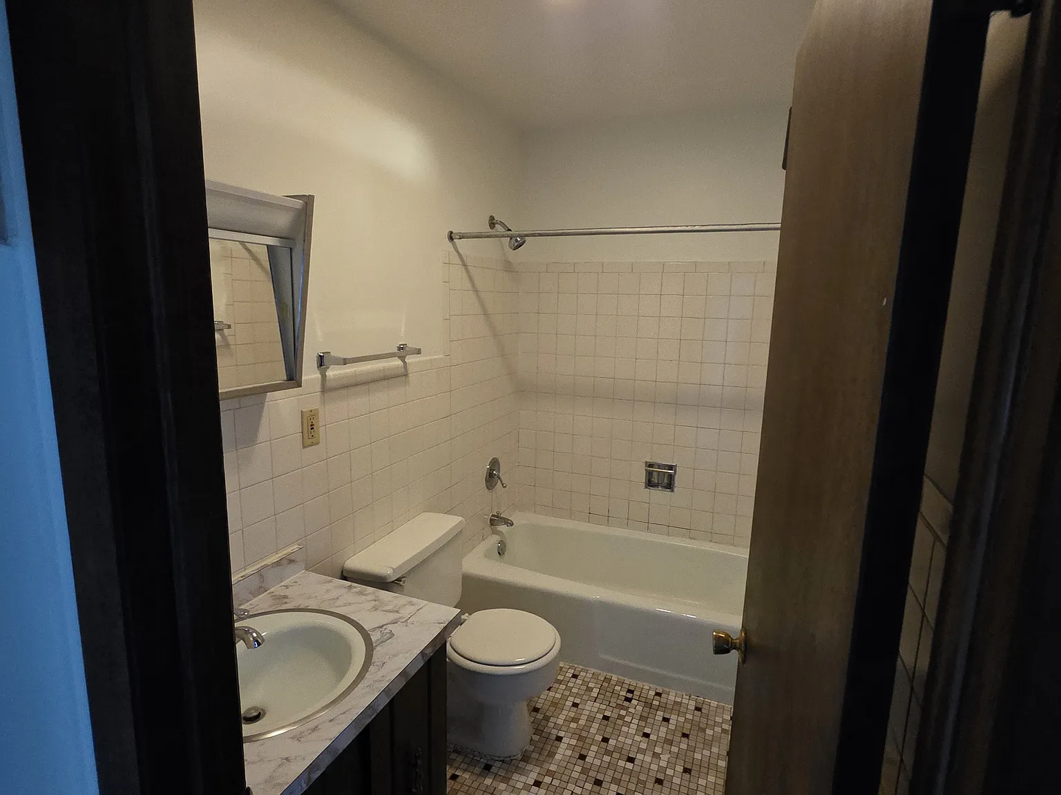 2 bed, 1025 sqft, $1,595 — Photo 3