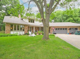 9263 Camelot Cir, Bloomington, MN 55437