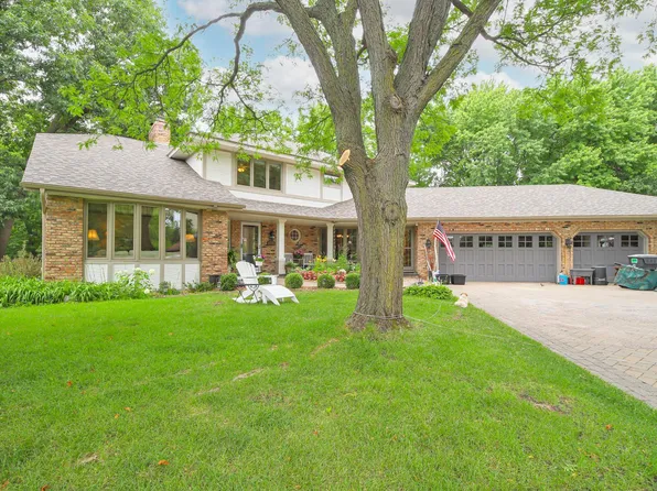 9263 Camelot Cir, Bloomington, MN 55437