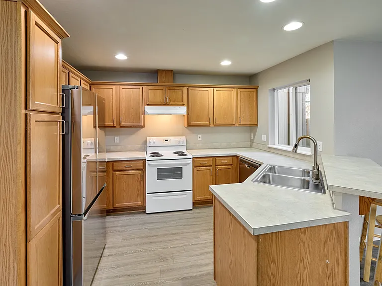 555 Ford St SE — Photo 10
