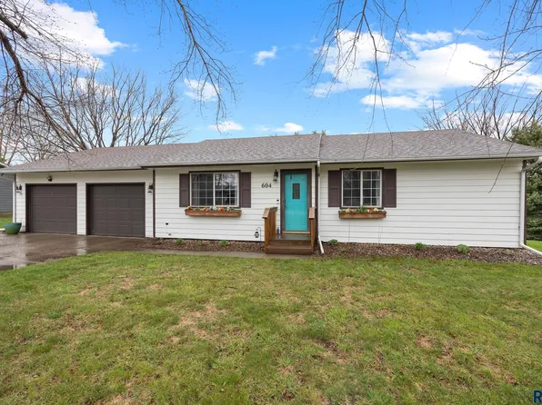 604 E 3rd St, Crooks, SD 57020