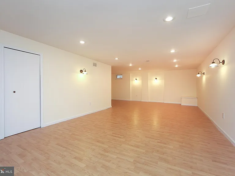46 Hoover Ave — Photo 30