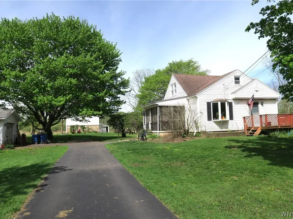 2842 County Line Rd, Middleport, NY 14105