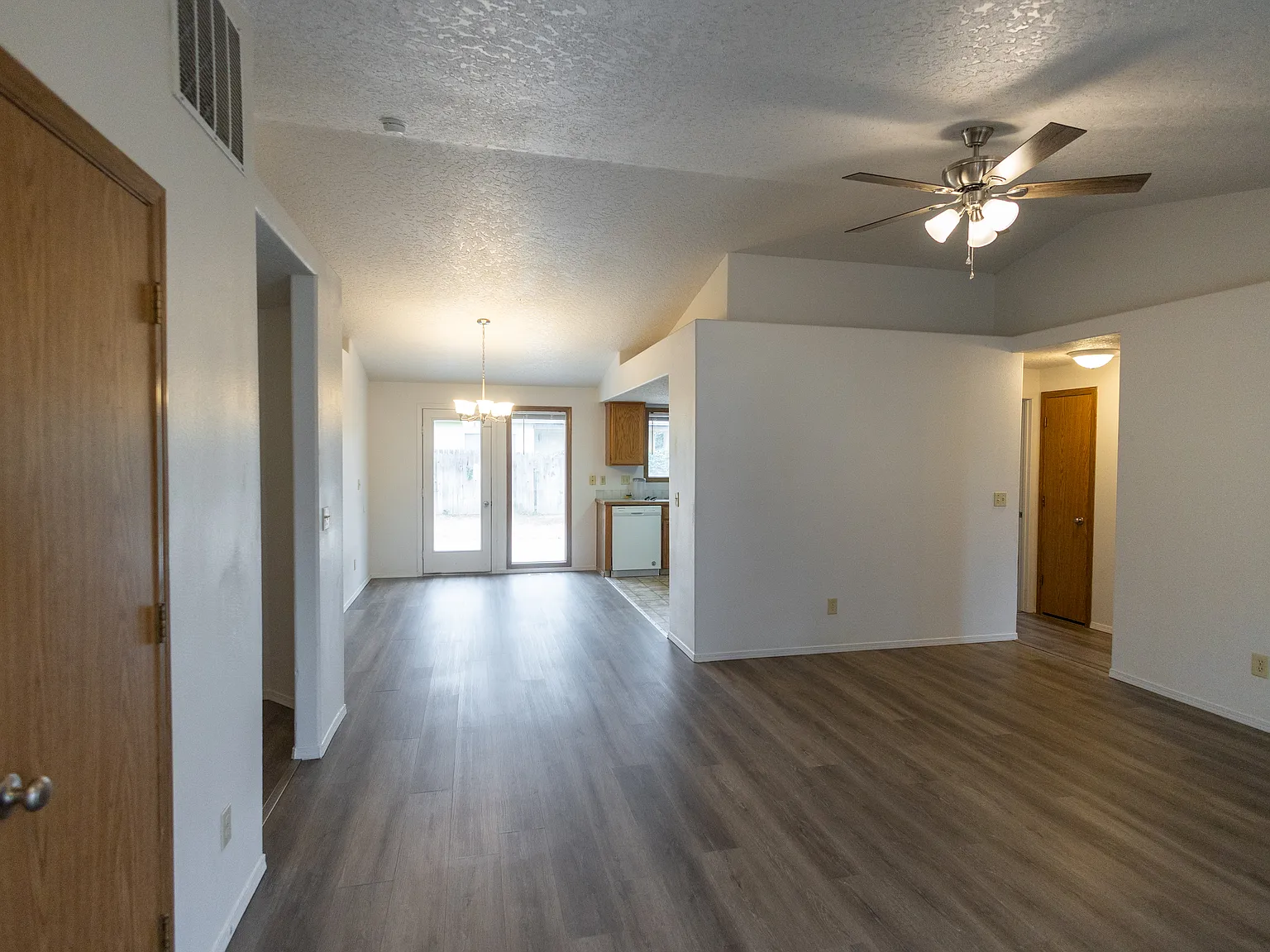 3 bed, 2.5 bath, 1316 sqft, $2,100 — Photo 3
