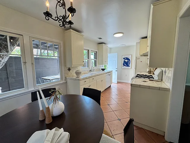 830 Robinson St #830 — Photo 7