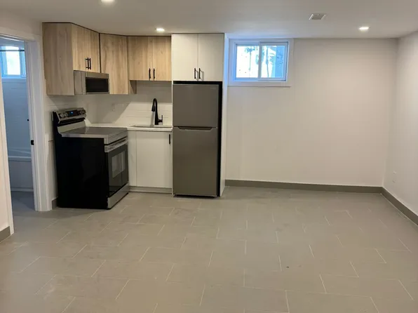 2434 Clover St #1B, Ottawa, ON K1V 8G5