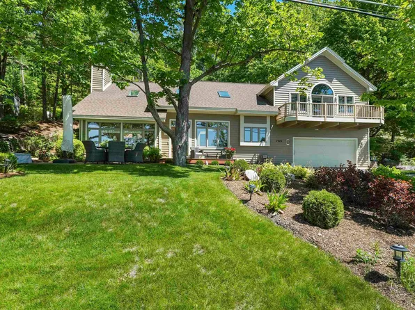7926 Peninsula Dr, Traverse City, MI 49686