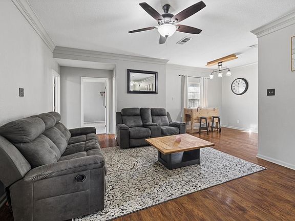 3rd image of 503 E Kaufman St