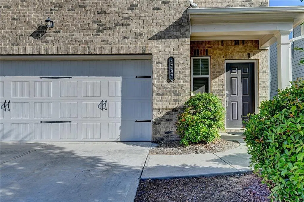 4 bed, 2.5 bath, 1841 sqft, $2,300 — Photo 2