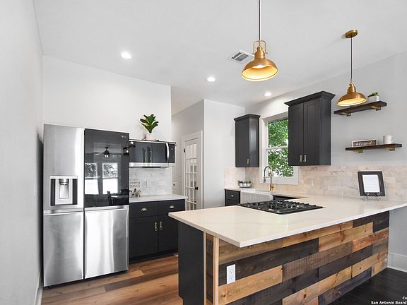 3rd image of 823 N PALMETTO