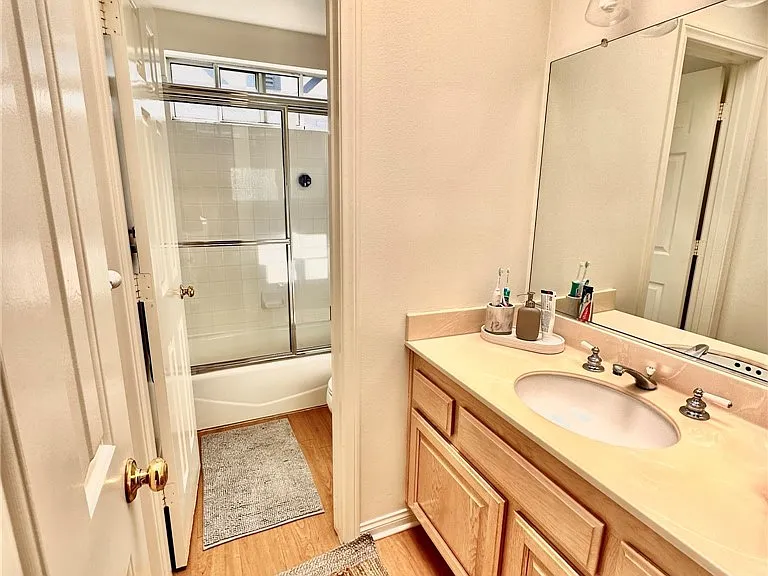 2219 Gates Ave — Photo 12