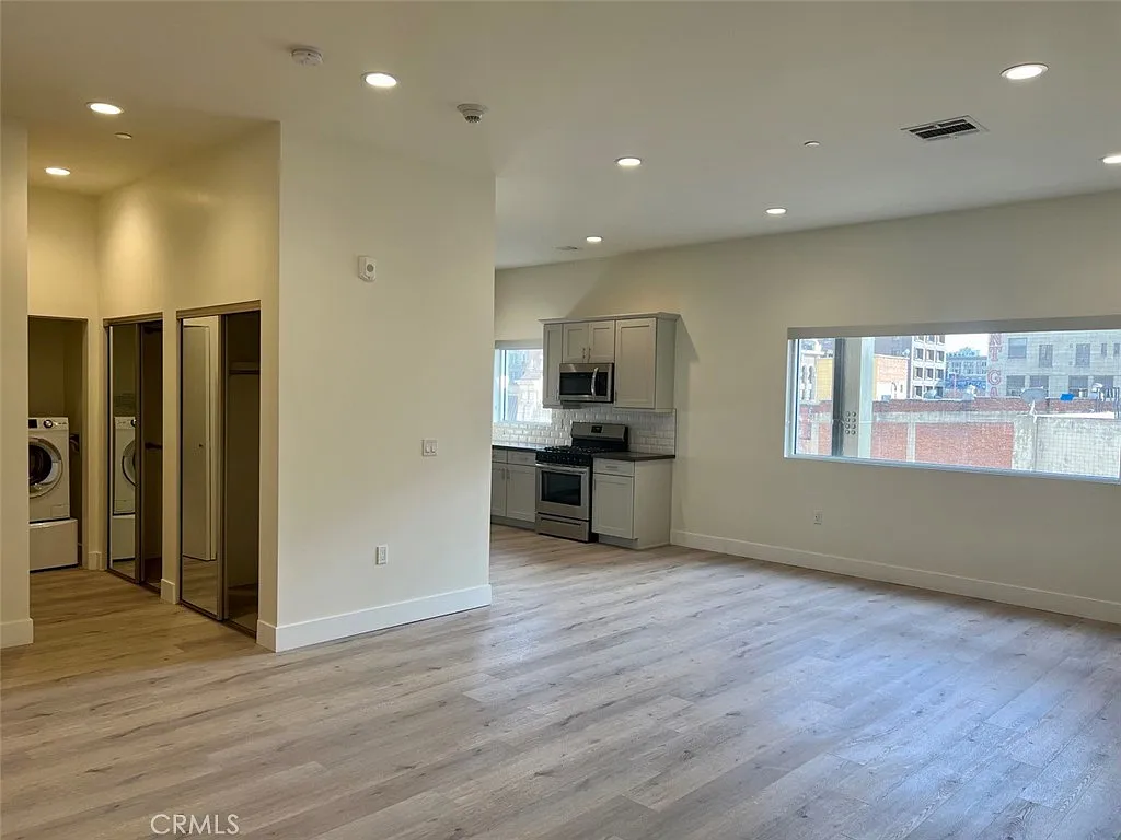 Studio, 714 sqft, $2,000 — Photo 4