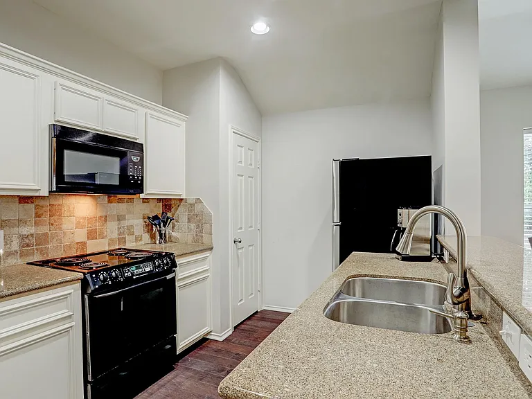 2937 W Dallas St — Photo 2