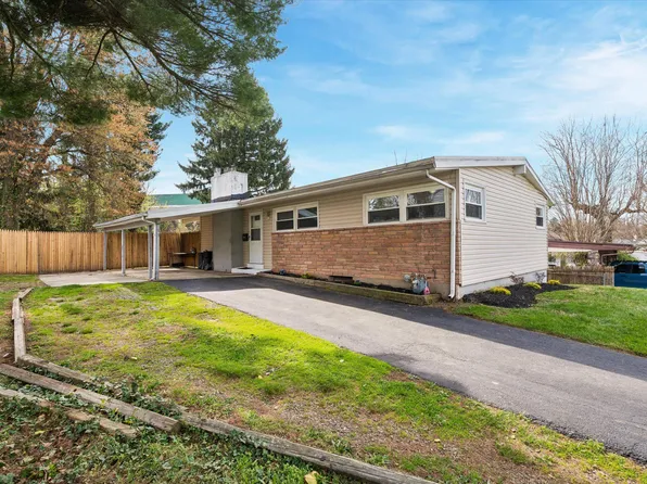 15 Village Dr, Aston, PA 19014