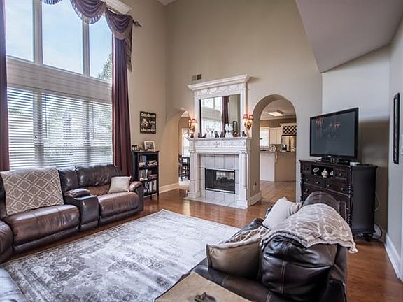 2nd image of 1549 Courtfield Ln