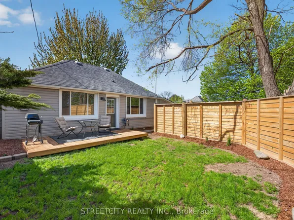1055 Commissioners Rd E, London, ON N5Z 3H9