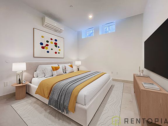 5th image of 209 Montrose Ave #1B