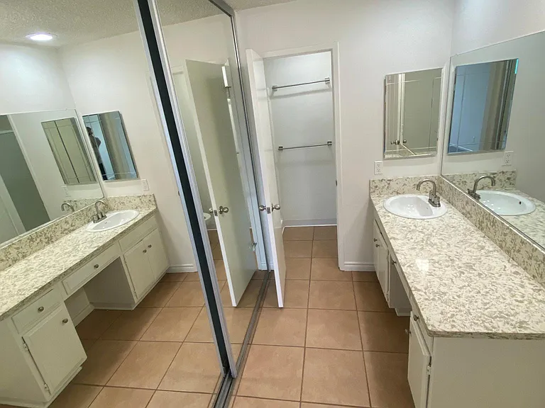 Chateau Garnet Apts. — Photo 33