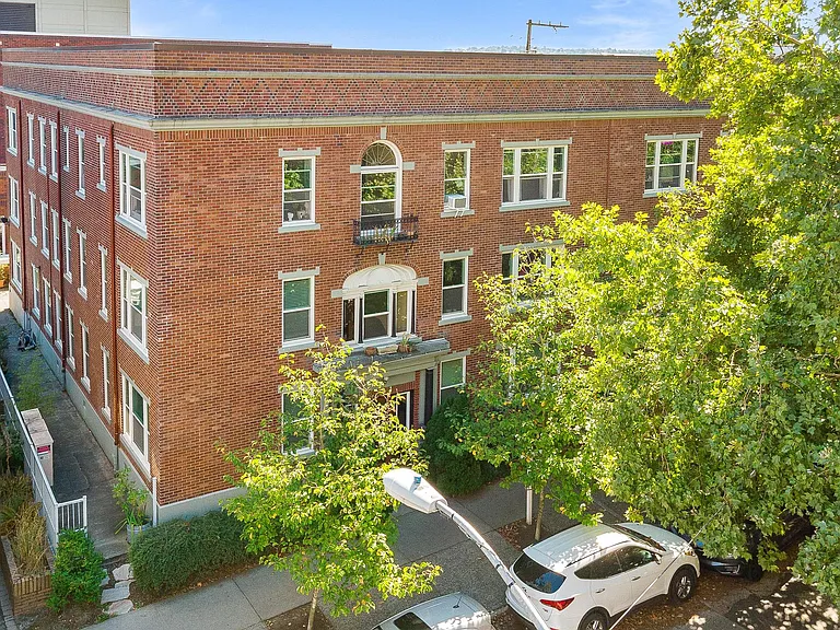 905 NE 43rd St #111 — Photo 24