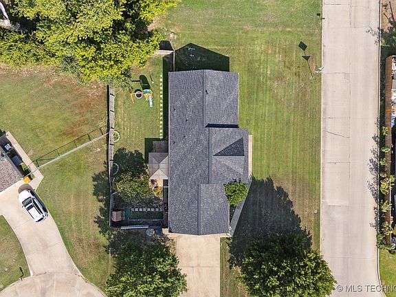 2nd image of 804 W 23rd Pl N