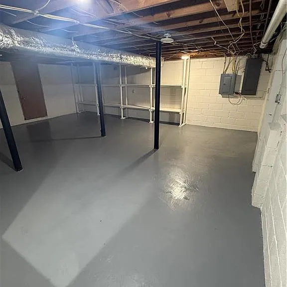 2404 Elmwood Cir SE — Photo 10