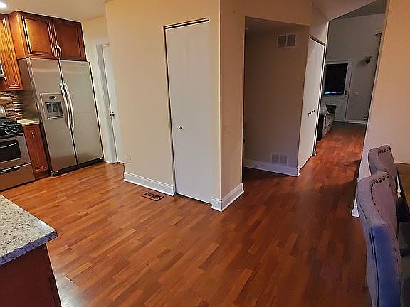 3rd image of 121 E Shag Bark Ln