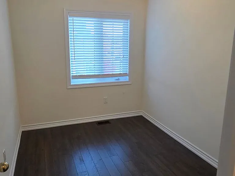 27 Shiff Cres — Photo 17