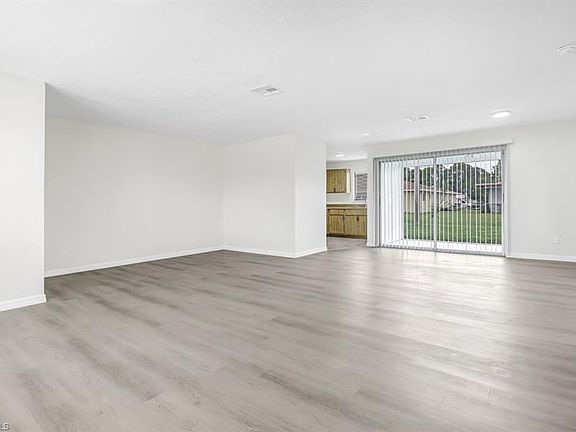 5th image of 937 SE 23rd PL #1-5