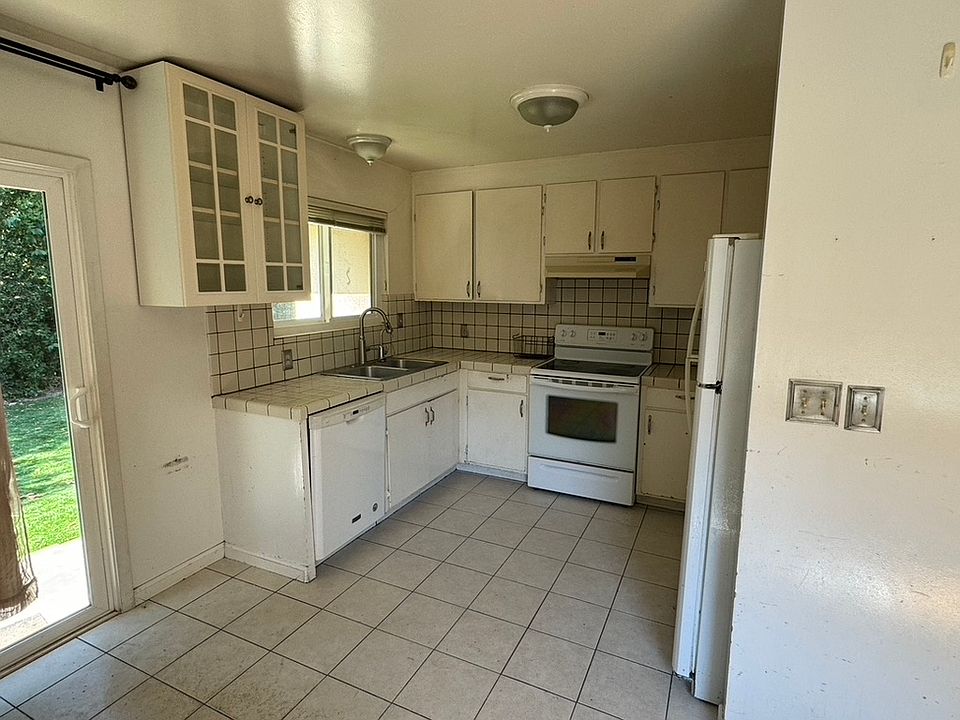 New kitchen counters will be ready upon move in. Kitchen repainted