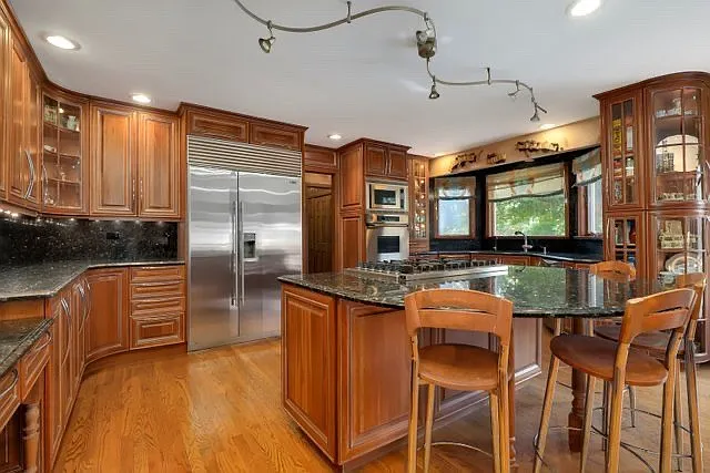5 bed, 4.5 bath, 5000 sqft, $7,600 — Photo 4