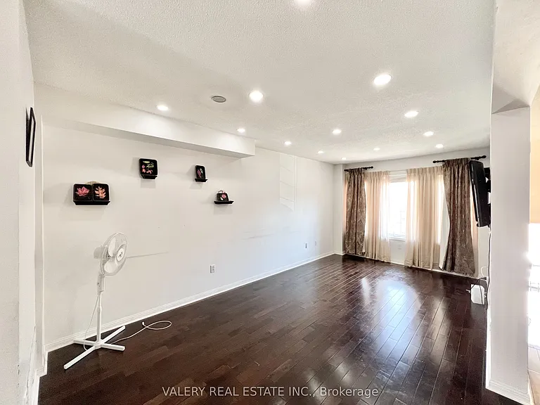 80 Acorn Pl #61 — Photo 8