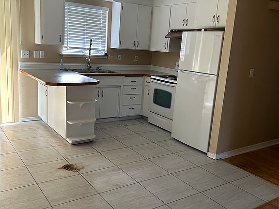 Dinning room/ eating area next to kitchen
