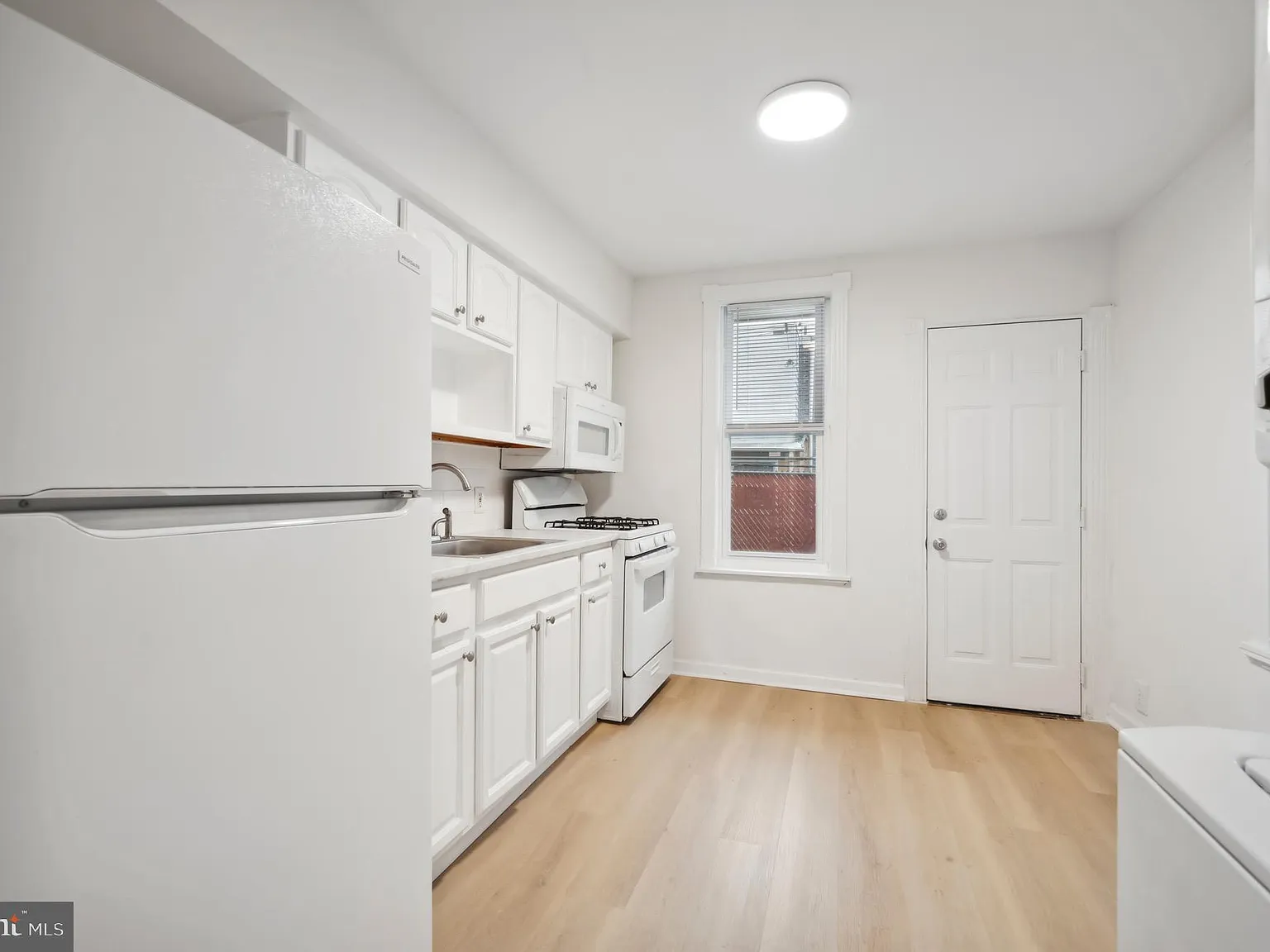 3 bed, 1.0 bath, 948 sqft, $2,300 — Photo 4