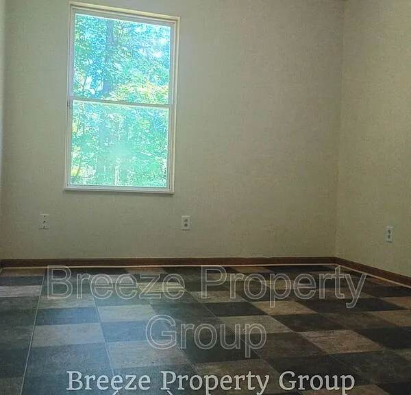 546 Breaden St — Photo 14