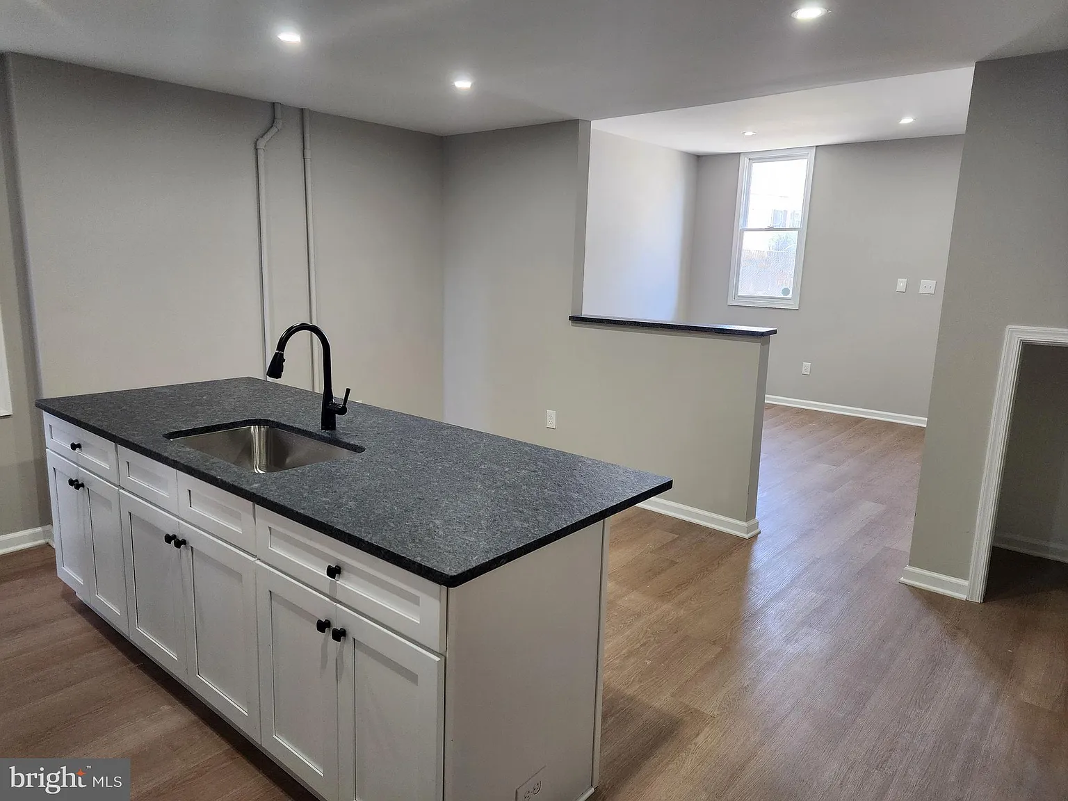 3 bed, 1000 sqft, $1,600 — Photo 3