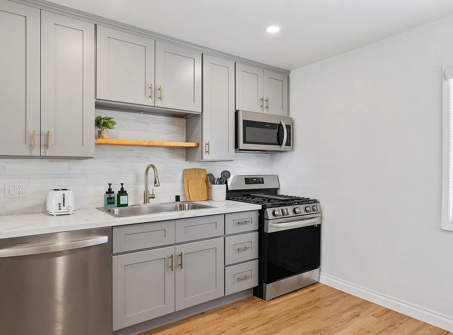 2 bed, $3,300 — Photo 4