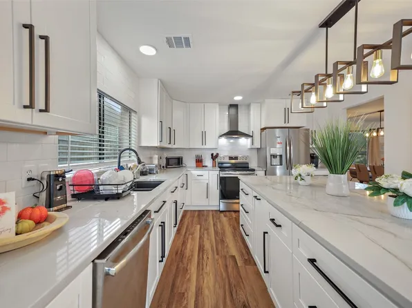 202 Mentor Dr, Arlington, TX 76002