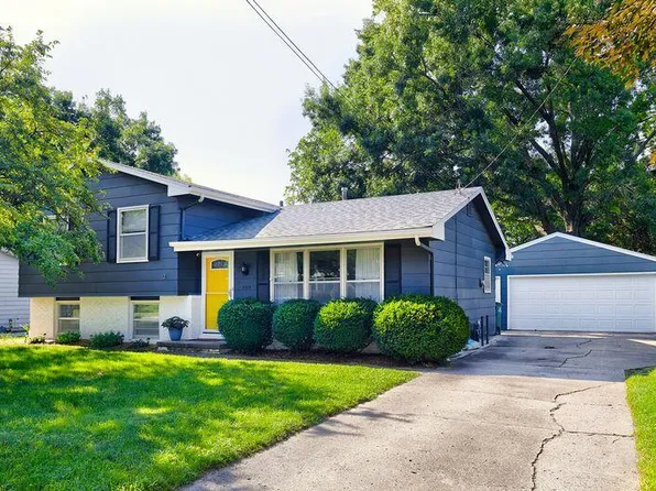 8826 Franklin Ave, Clive, IA 50325