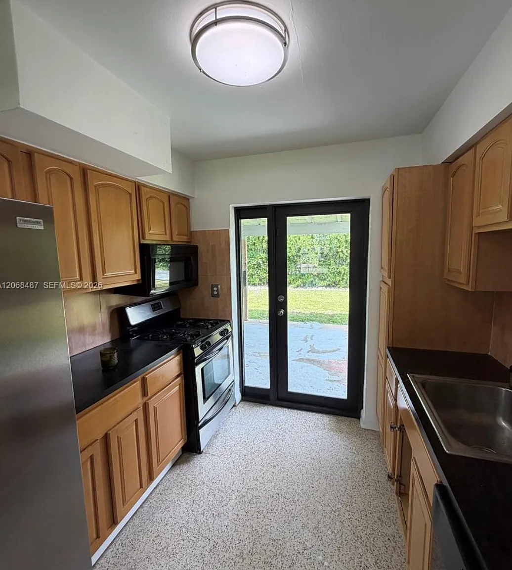 3 bed, 1202 sqft, $3,750 — Photo 2