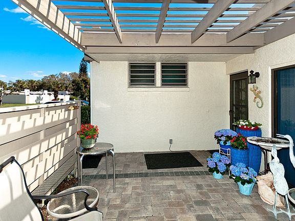 3rd image of 624 Woodlawn Dr