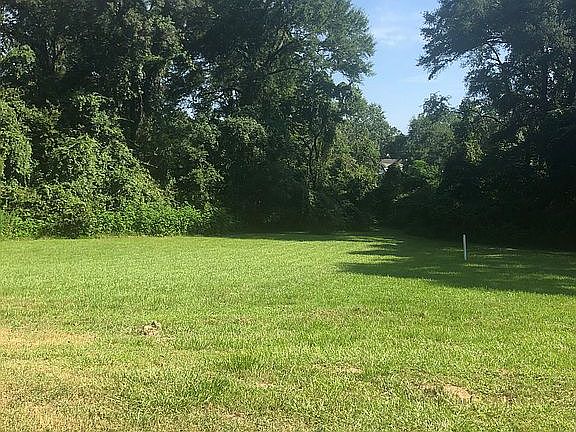Country lot close to town