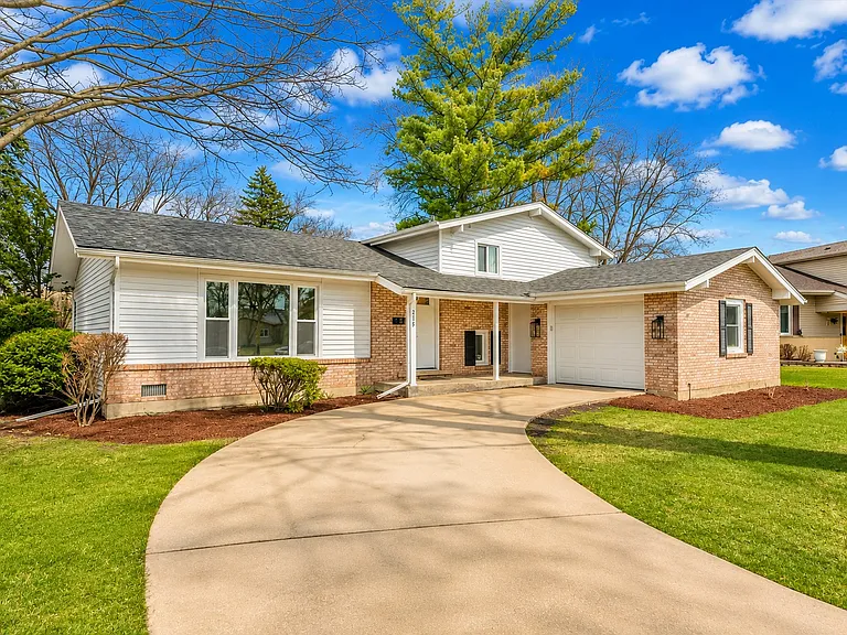 2115 N Elizabeth Dr — Photo 1