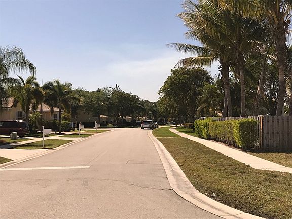 4th image of 9591 Lago Dr