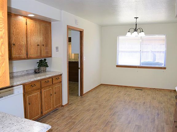 3rd image of 901 Sunnybrook Ln