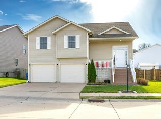 10 Hidden Valley Cir, Davenport, IA 52804