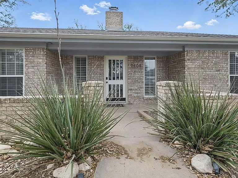 2404 Goddard Ct — Photo 2