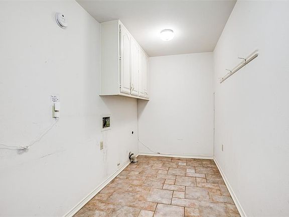 5th image of 2921 Saint Andrews Dr