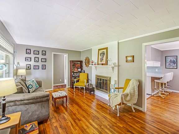 4th image of 229 Huntington Dr