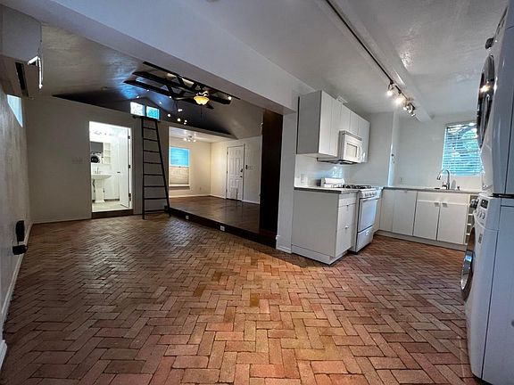 4th image of 610 Cliff Dr Unit B