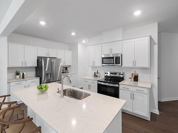 5th image of 421 Deep Oak Dr